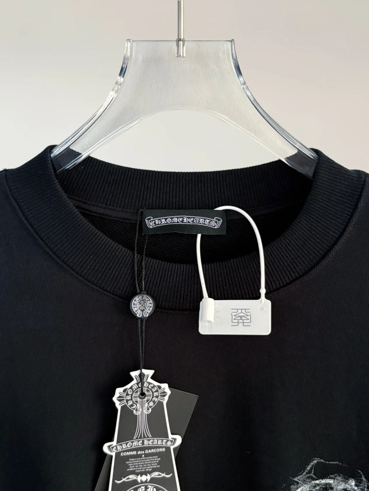 P250 [High Quality] Chrome Hearts Embroidered Horseshoe Rivets🪡+Watermark Letters‼ ️Round neck sweatshirt *Customized 420g terry cotton fabric, soft, skin-friendly and comfortable *Embroidery process: front horseshoe print + rivet embroidery *A very simple and elegant classic continuation. It is unparalleled in terms of upper body comfort, interpreting your luxury and taste, and creating your fashion style and charm. Three complete standards. Same style for men and women. 𝐂𝐎𝐋𝐎𝐔𝐑: Black/White 𝐒𝐈𝐙𝐄: S-XL
